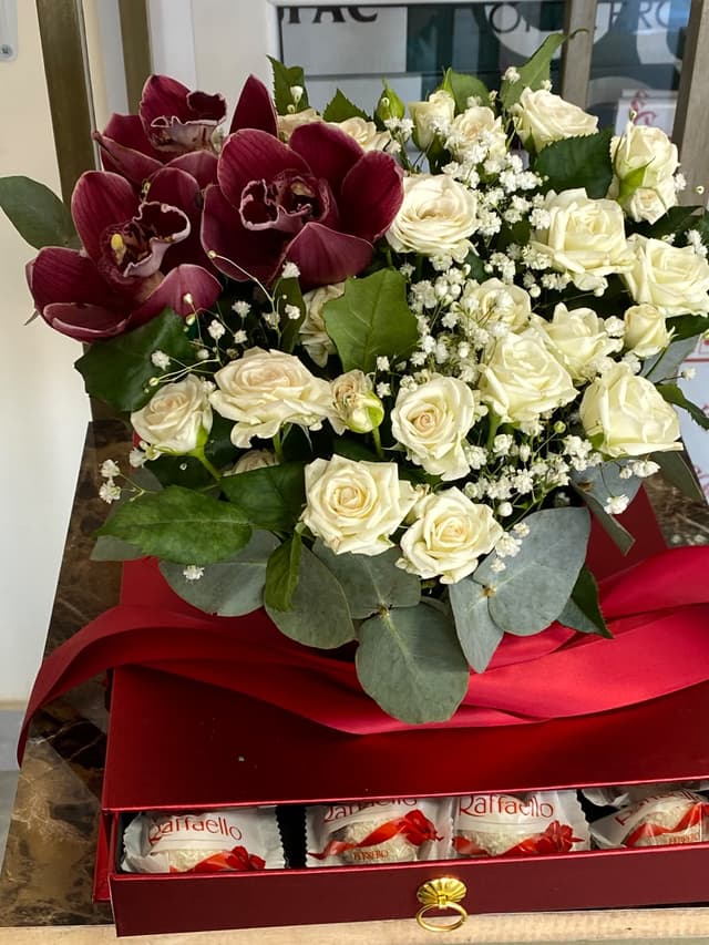 Набор с цветами и сладостями - Vanila Flowers Shop