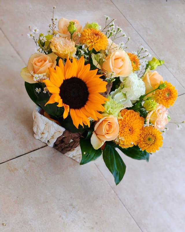 Floral arrangement in a basket - FIORI FLOWERS