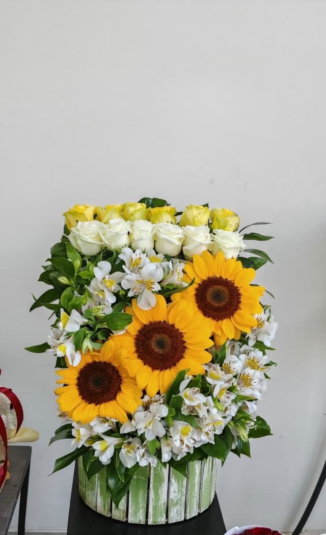 Floral arrangement in a basket - FIORI FLOWERS