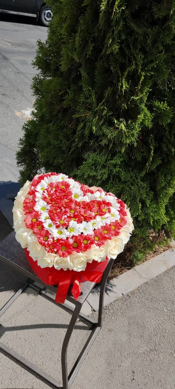 Heart-shaped floral arrangement in a box - FIORI FLOWERS