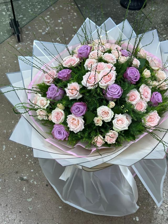 Bouquet with roses - Lusi Flowers