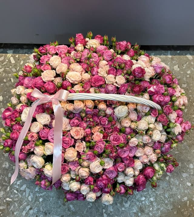 Luxurious bouquet roses in a basket - La roseé
