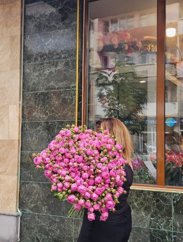 Bouquet with spray roses - Aura Flowers