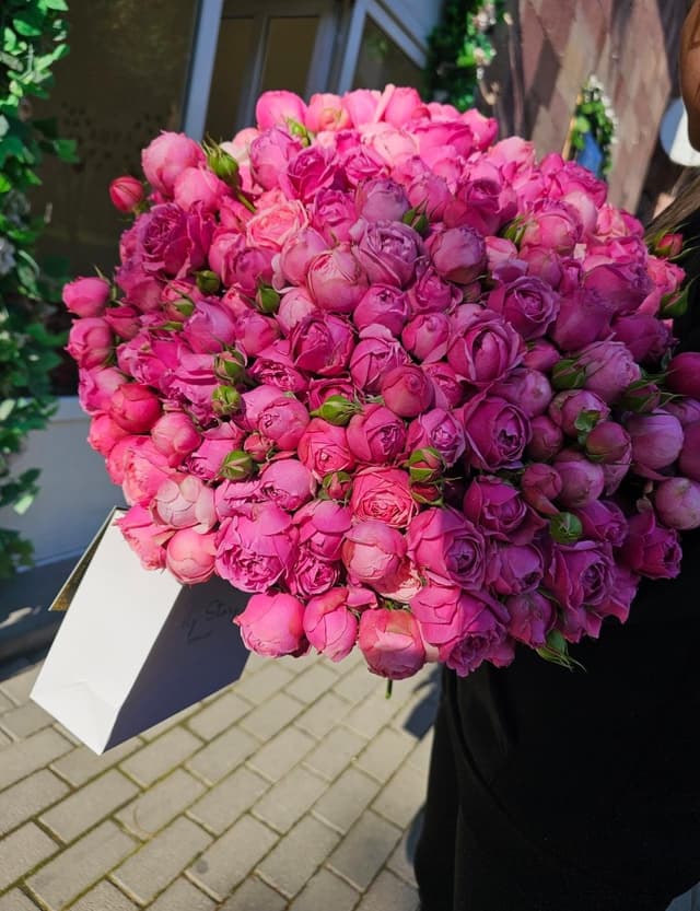 Bouquet with spray roses - Aura Flowers