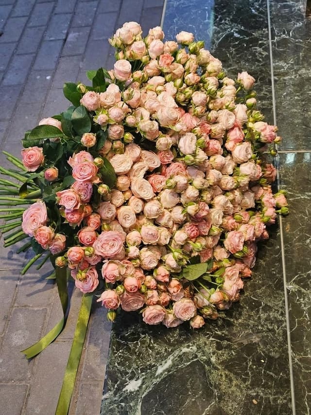 Ծաղկեփունջ փնջային վարդերով -   Aura Flowers