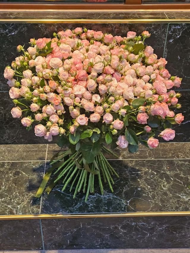 Ծաղկեփունջ փնջային վարդերով -   Aura Flowers