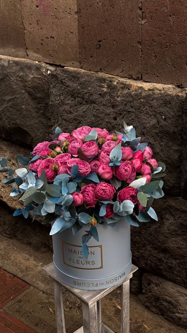 Floral arrangement in a box - Diana Flowers