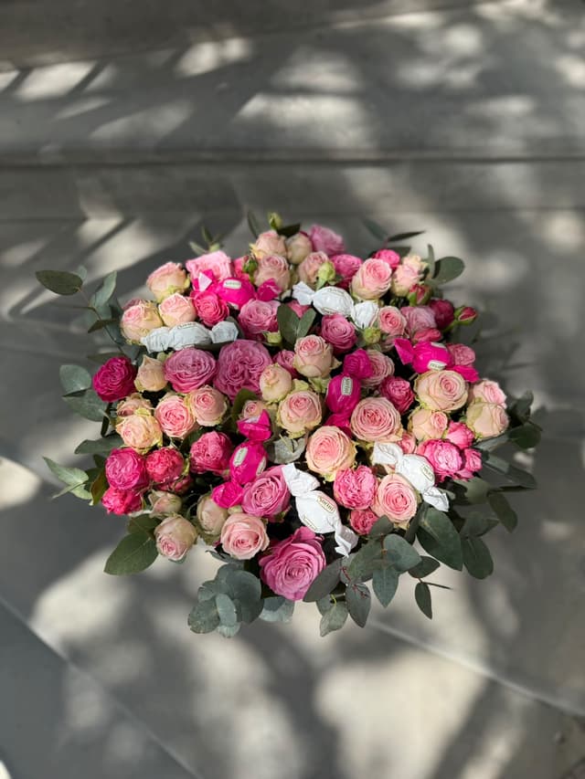Floral arrangement in a box - Diana Flowers