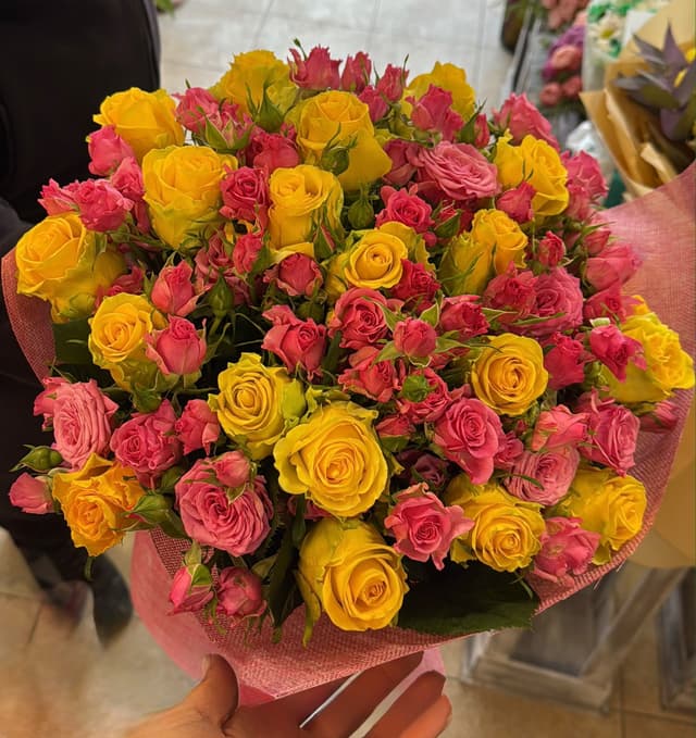 Bouquet with roses - Diana Flowers