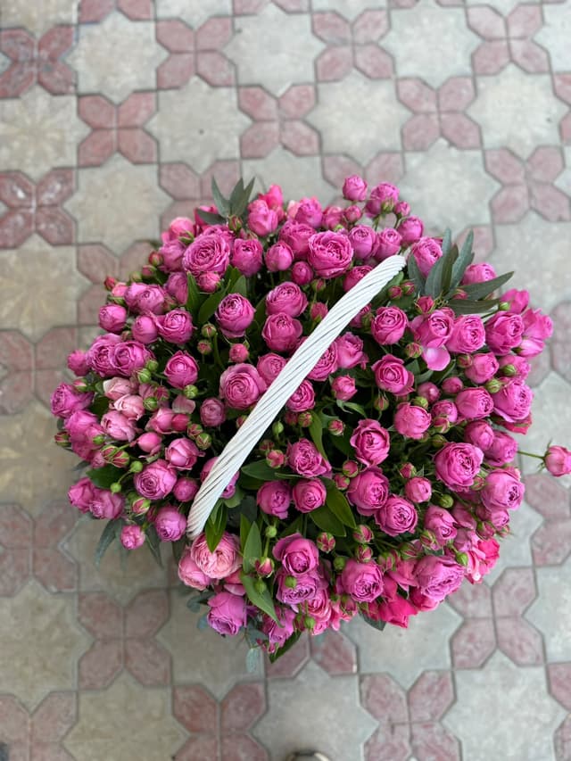 Spray roses in a basket - Diana Flowers