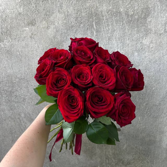 15 red roses