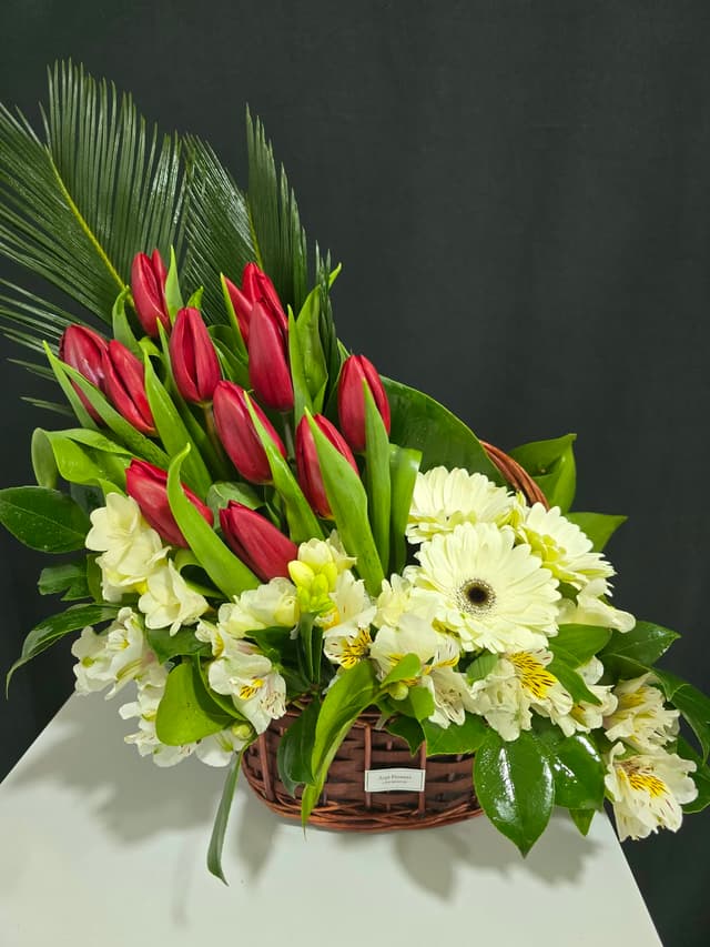 Floral arrangement in a basket - Arpi flowers