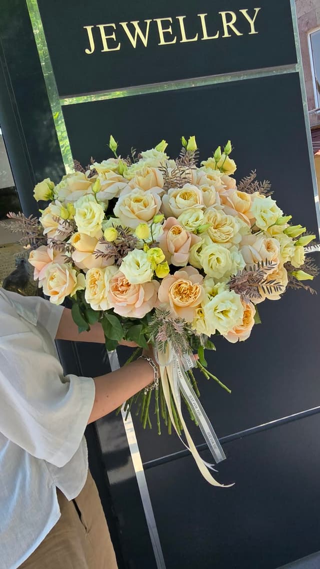 Bouquet with peony roses and lisianthus - Diana Flowers