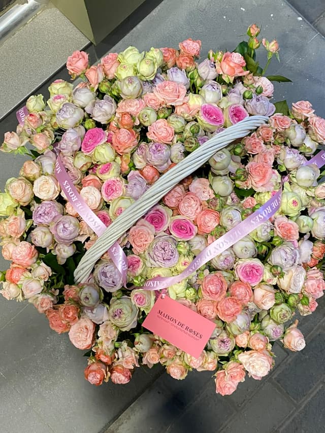 Floral arrangement in a basket - Maison de Roses