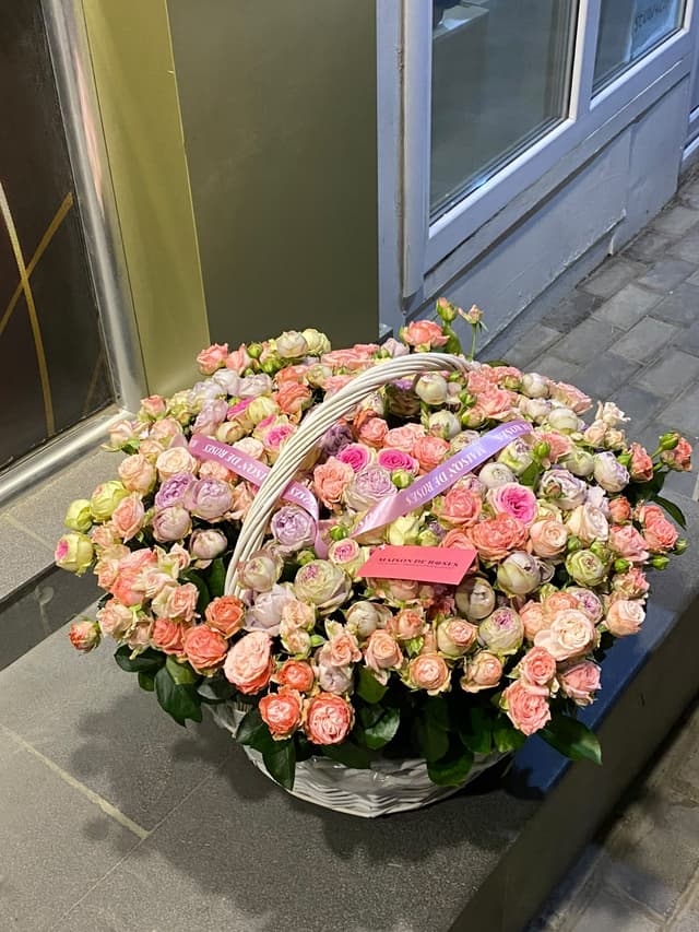 Floral arrangement in a basket - Maison de Roses