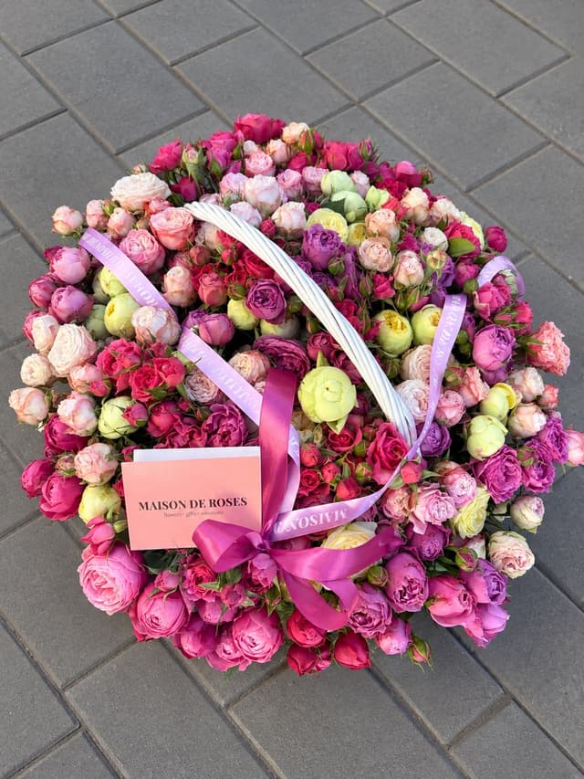 Spray roses in a basket - Maison de Roses