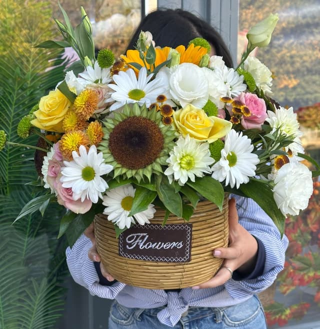 Floral arrangement in a basket - Lusi Flowers