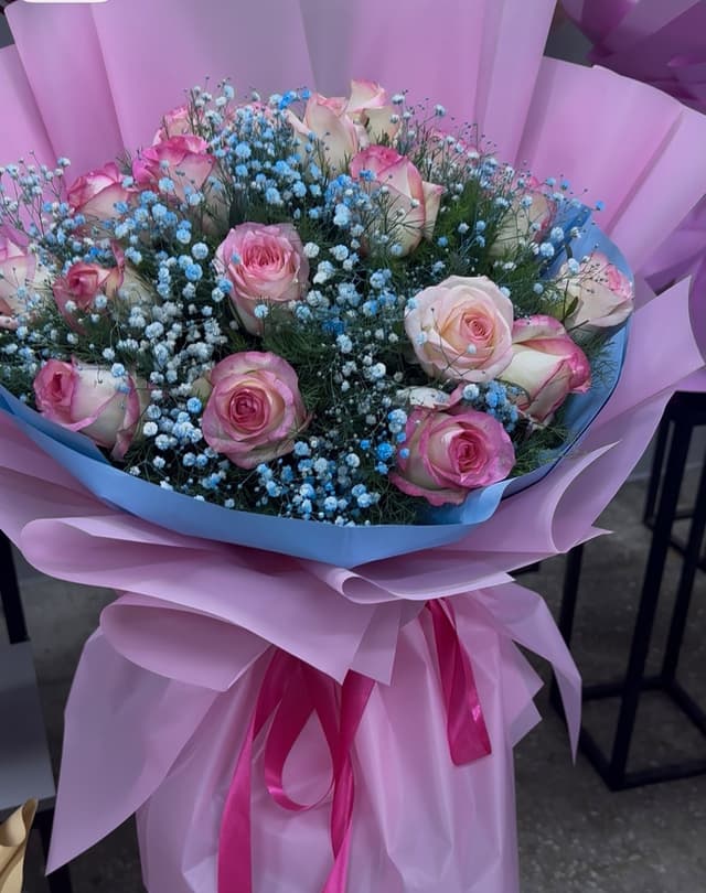 Bouquet with roses and gypsophila - Lusi Flowers