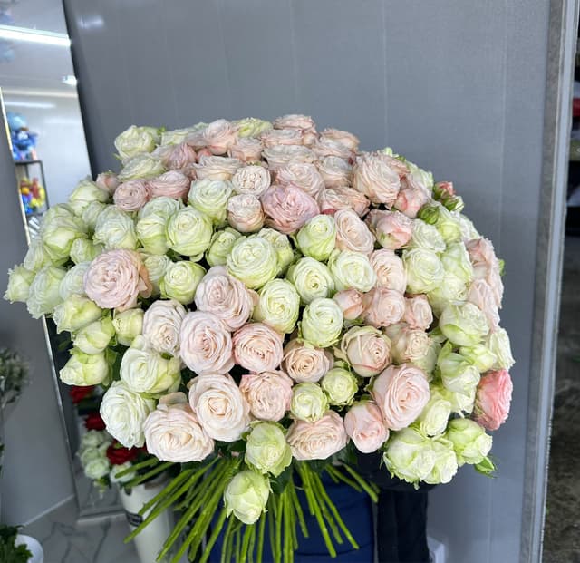 Ծաղկեփունջ փնջային վարդերով -  Lusi Flowers