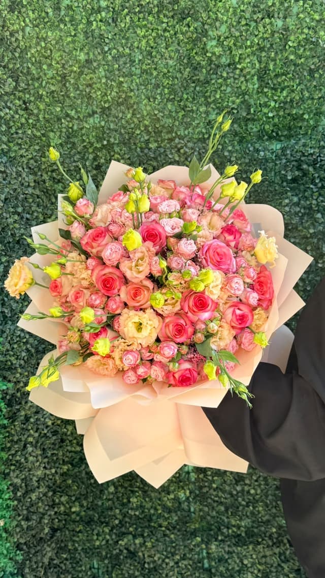 Bouquet with roses and lisianthus - N1 flowers shop