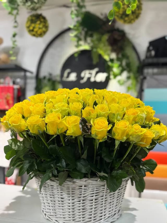 Basket with yellow roses - La Flor