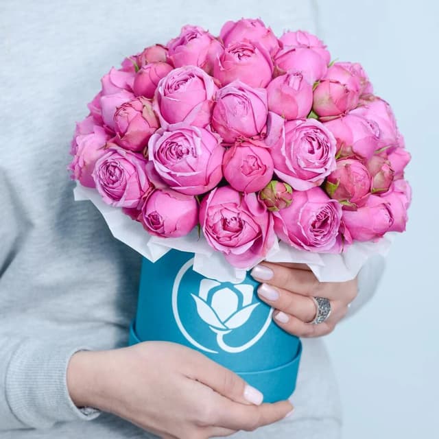 Цветы в шляпной коробке "Tiffany" с розовыми пионовидными розами