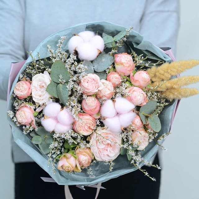 Ծաղկեփունջ ‹ROSE DREAM› շղթայած վարդերով և բամբակով