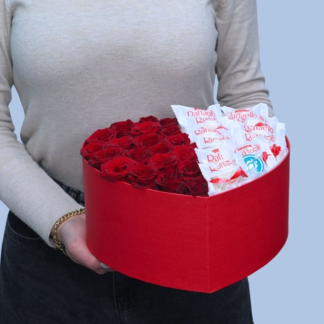 Տուփ՝  կարմիր վարդերով և Raffaello-ով