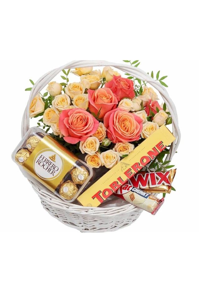 Праздничная корзина с цветами