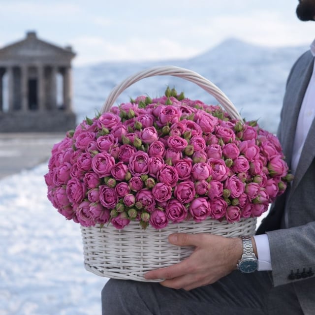 "Miracle" basket with peony-roses