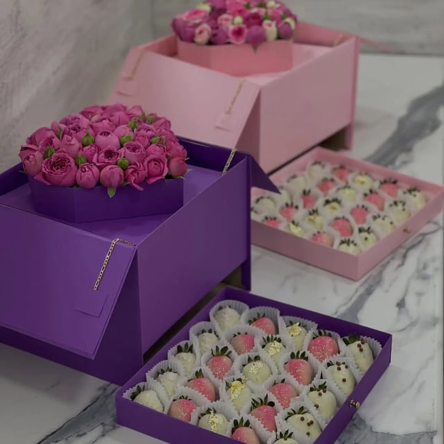Box with peony-shaped roses and chocolate-covered strawberries - Bloomie