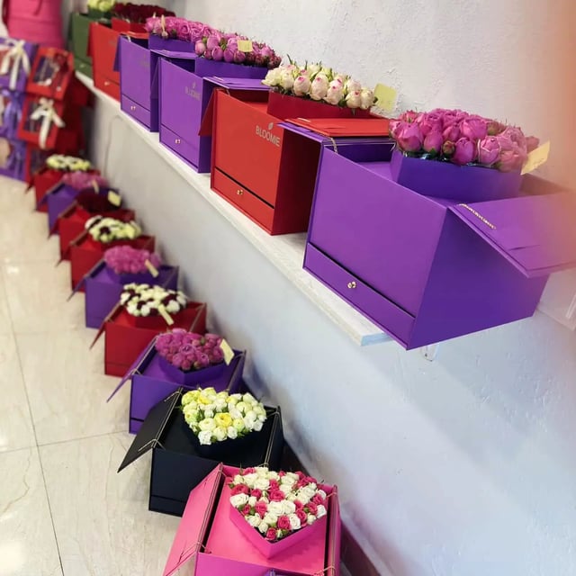 Box with peony-shaped roses and chocolate-covered strawberries - Bloomie