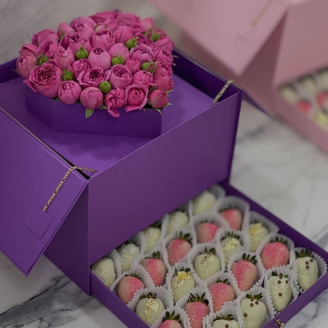 Box with peony-shaped roses and chocolate-covered strawberries - Bloomie
