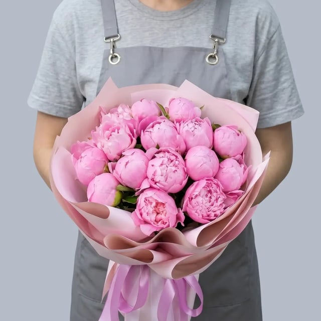 Bouquet with delicate pink peonies - Latona Flowers