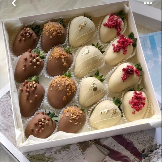 Chocolate-covered strawberries and blueberries in a heart-shaped box - VkusLil