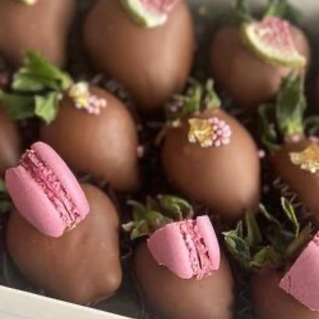 Chocolate-covered strawberries 12 pcs - VkusLil