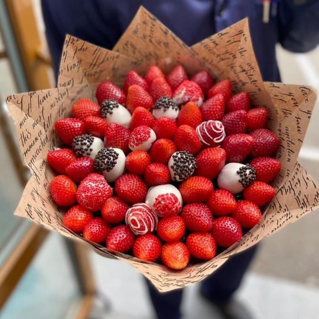 Bouquet with chocolate-covered and fresh strawberries - VkusLil
