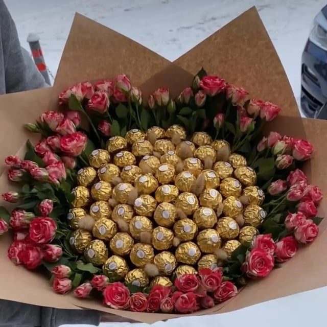 Bouquet: Ferrero Rocher and roses - VkusLil