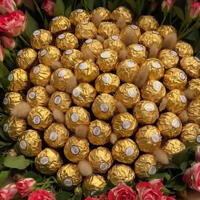 Bouquet: Ferrero Rocher and roses - VkusLil