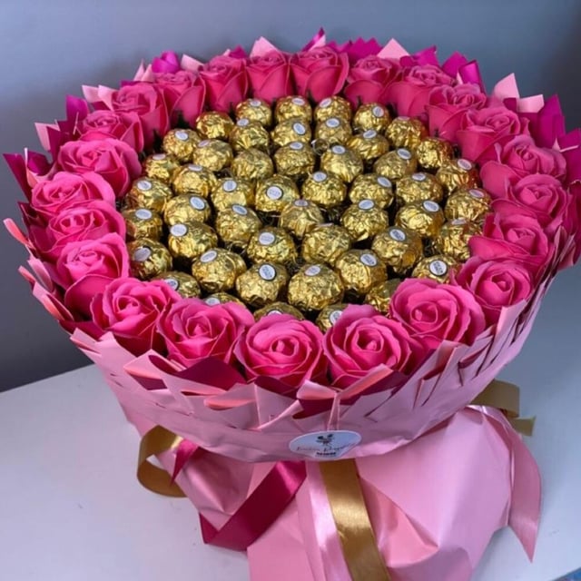 Bouquet of roses and Ferrero Rocher - VkusLil