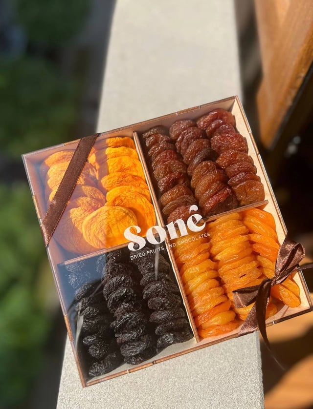 Набор сухофруктов в деревянной коробке 2 - Dried Fruits Sone