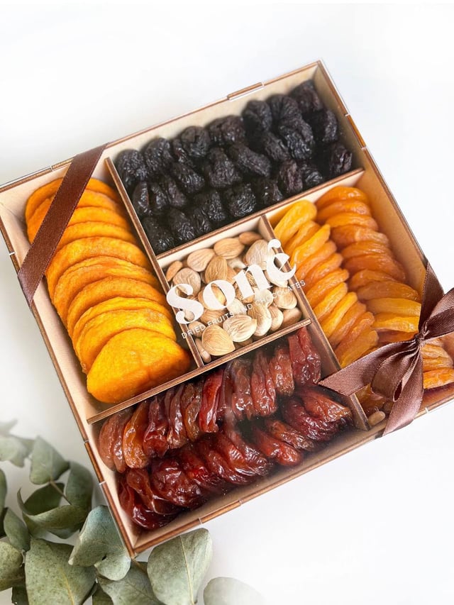 Набор сухофруктов в деревянной коробке 3 - Dried Fruits Sone