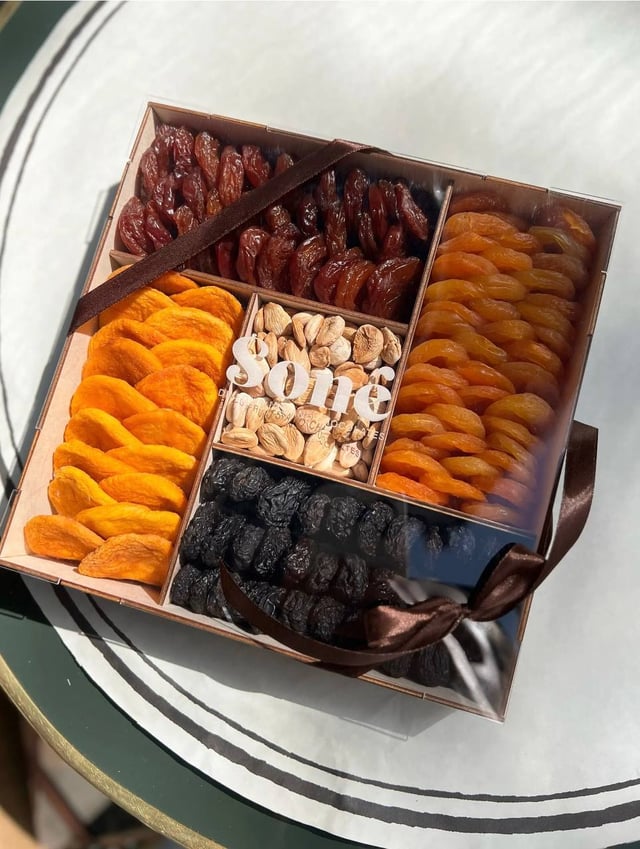 Набор сухофруктов в деревянной коробке 4 - Dried Fruits Sone