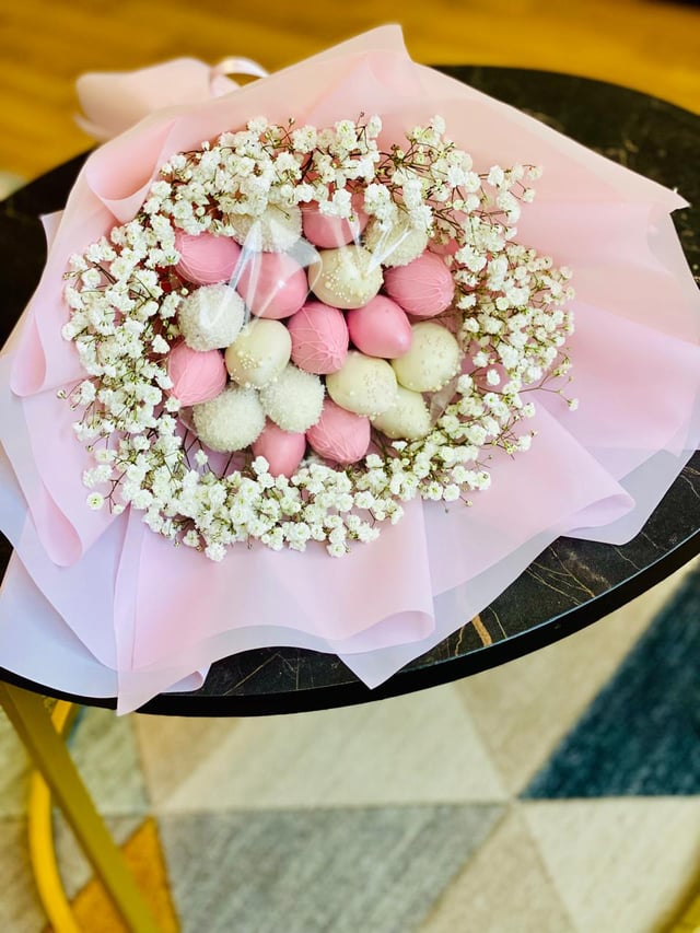 Bouquet with chocolate-covered strawberries and flowers - Aristocrat