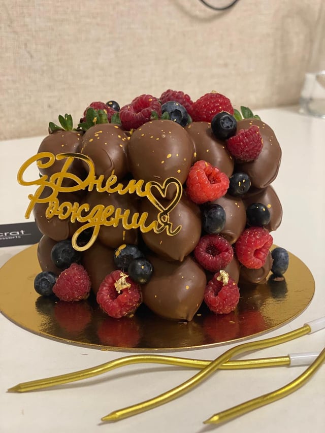 Cake with chocolate-covered strawberries - Aristocrat