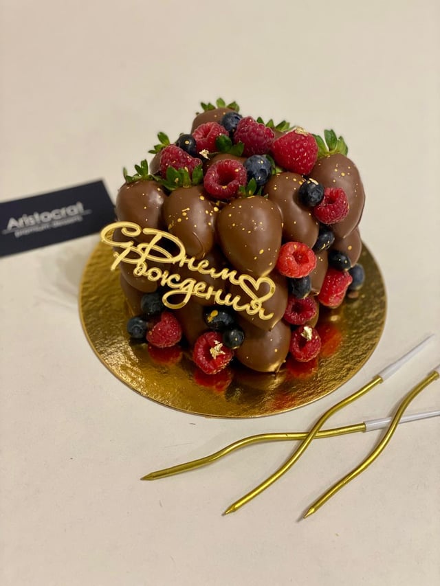 Cake with chocolate-covered strawberries - Aristocrat