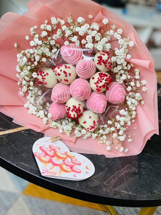 Bouquet with chocolate-covered strawberries and flowers - Aristocrat