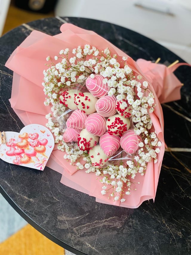 Bouquet with chocolate-covered strawberries and flowers - Aristocrat