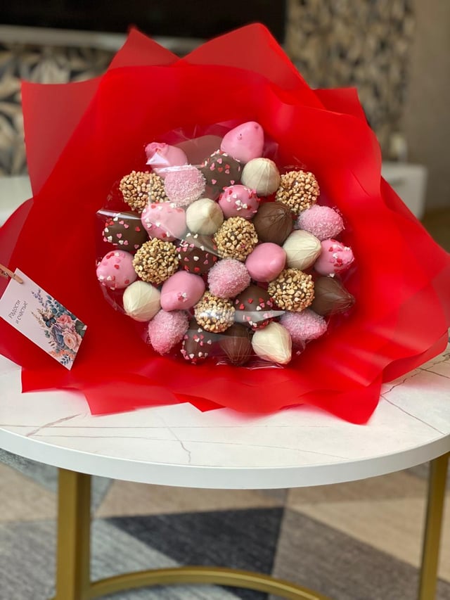 Bouquet with chocolate-covered strawberries and flowers - Aristocrat