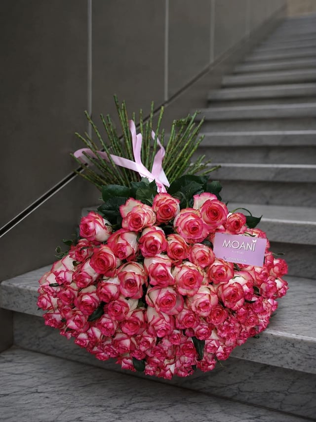 Bouquet with Dutch red roses - Moani Flowers